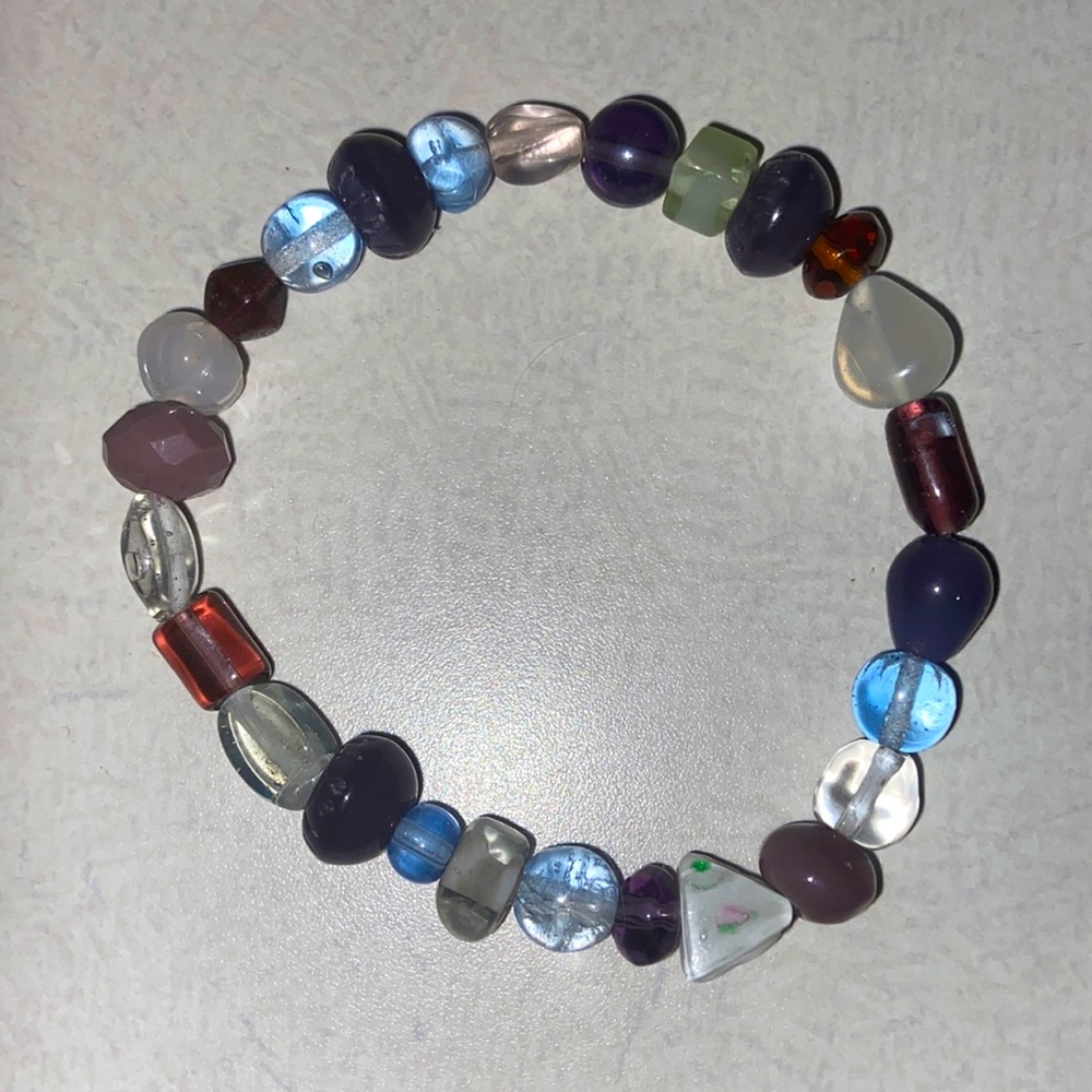 Elastic glass beaded bracelet